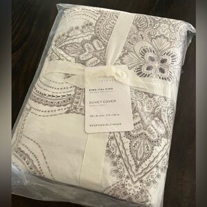 Pottery Barn Sonya Medallion
Percale Duvet and Shams